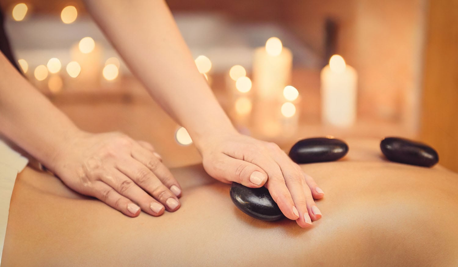 Profissional de massagem em ambiente relaxante